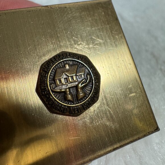 Vintage Future Homemakers Of America Gold Powderette Small Powder Compact - Picture 2 of 7